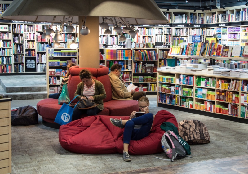 vitrine-ARTIGUES-min_books_bookstore_book_reader_readers_reading_shop_sale_books-849006
