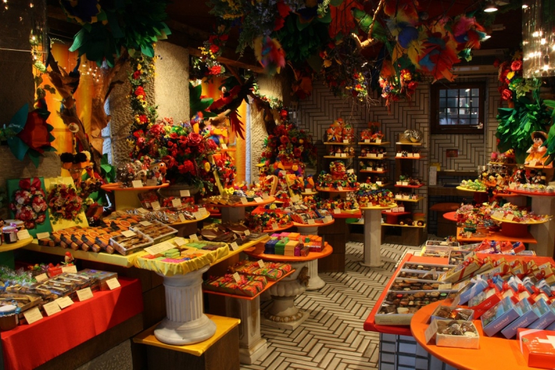 vitrine-ARTIGUES-min_candy_store_chocolate_shop_chocolate_switzerland-393515