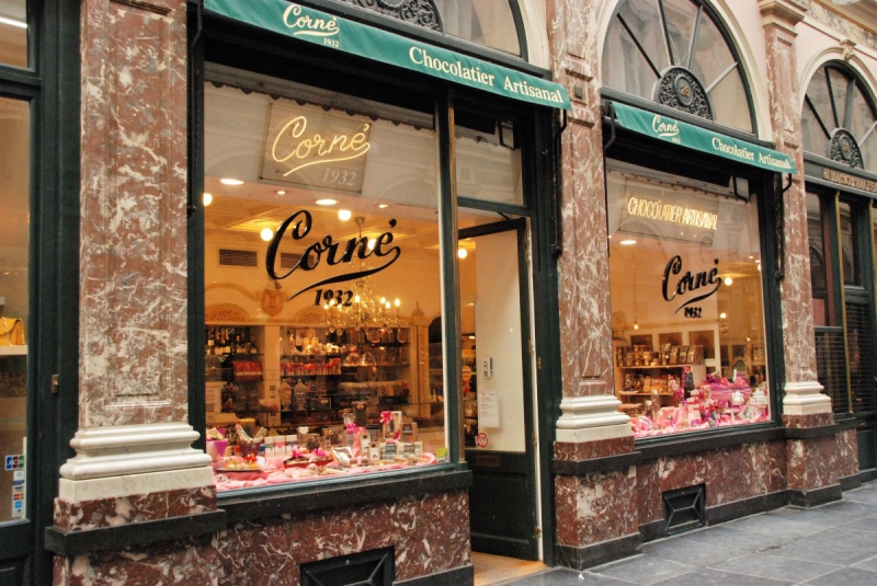 vitrine-ARTIGUES-min_chocolate_chocolaterie_shop_luxury_chic_gallery_brussels_belgium-558146