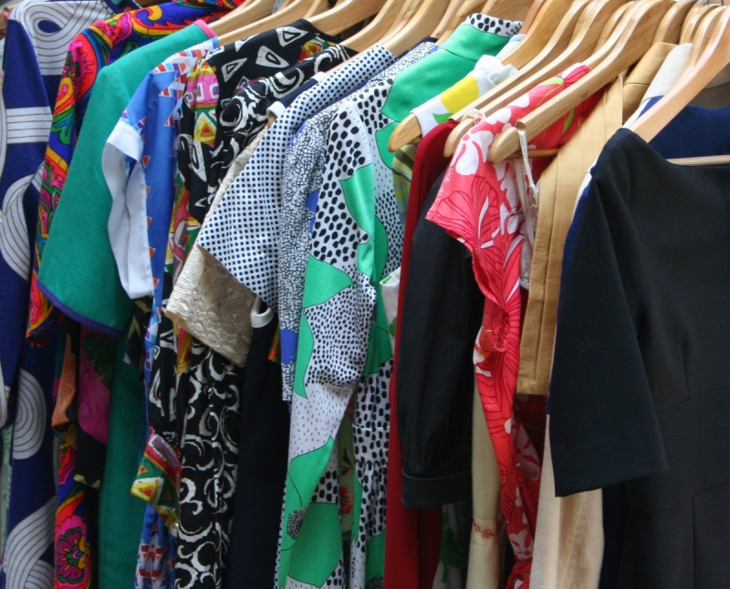 vitrine-ARTIGUES-min_dresses_apparel_clothing_clothes_clothes_hangers_wooden_hangers_retail_shop_closet-1149845